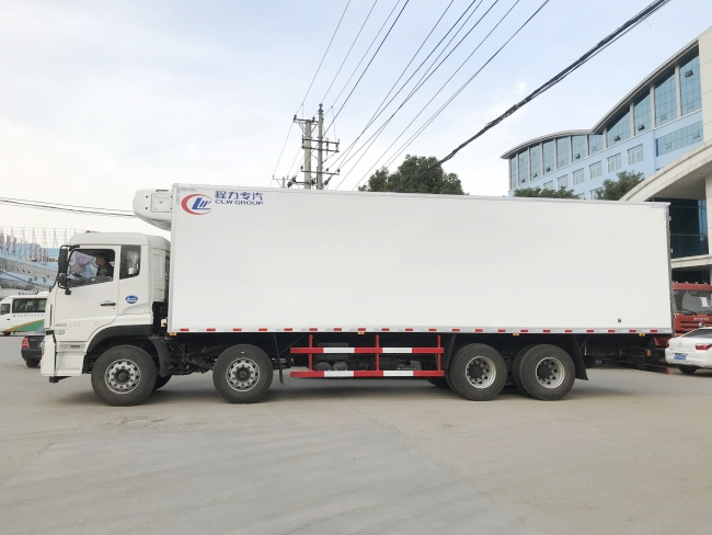 (Length: 9.4 meters) Dongfeng Tianlong refrigerated truck with four axles in front and eight axles at the rear