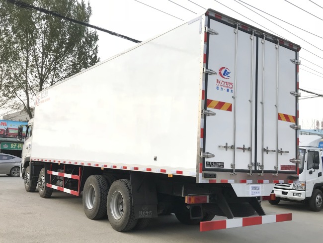(Length: 9.4 meters) Dongfeng Tianlong refrigerated truck with four axles in front and eight axles at the rear