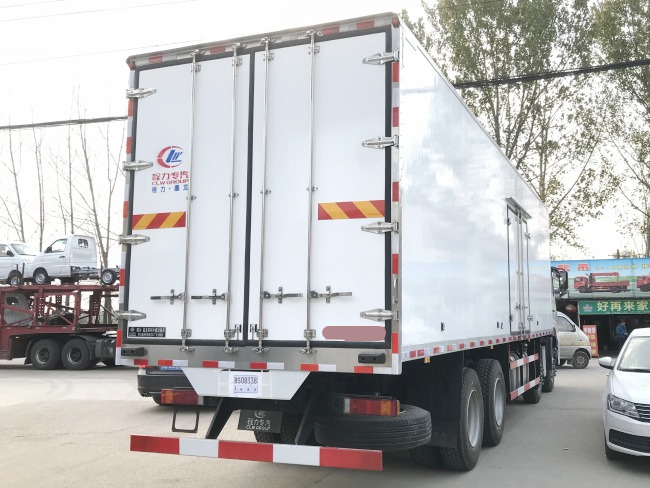 (Length: 9.4 meters) Dongfeng Tianlong refrigerated truck with four axles in front and eight axles at the rear