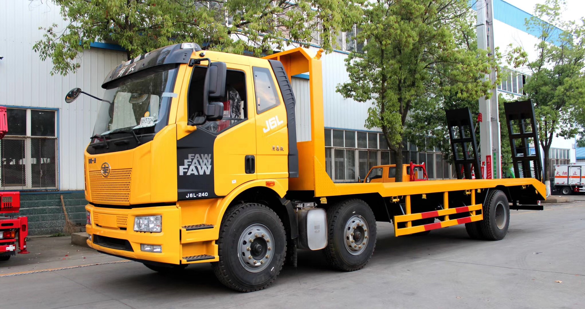 6X2 three-axis small truck for flatbed transportation [15-25 tons]