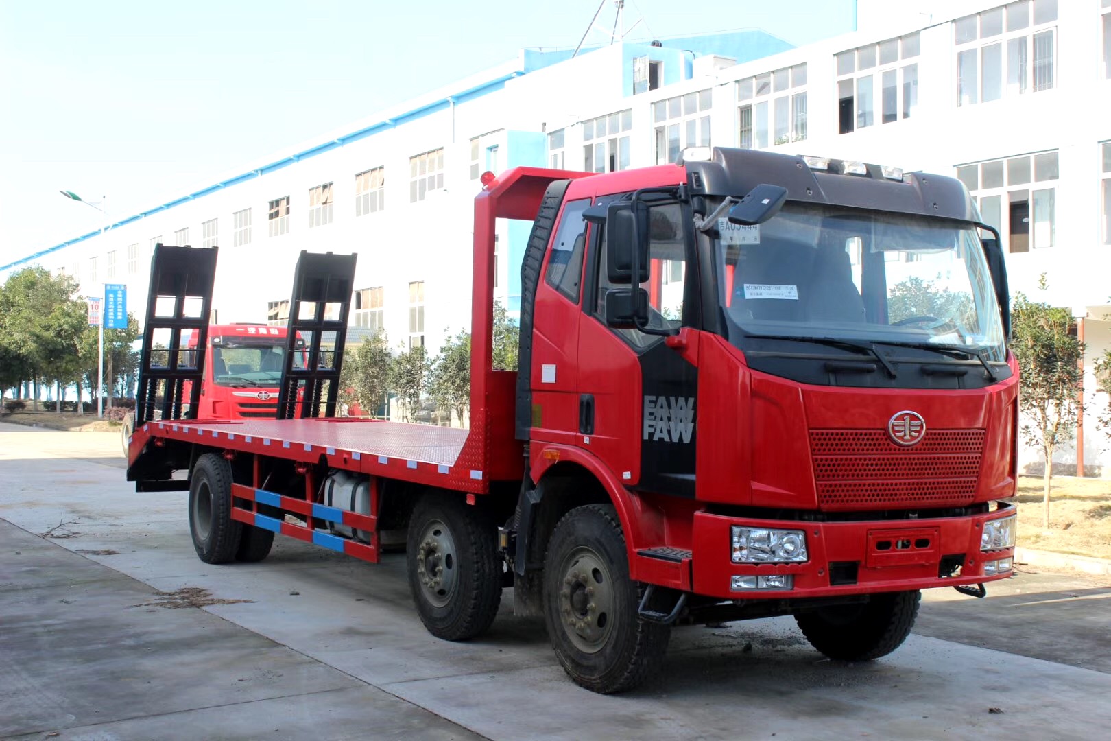 6X2 three-axis small truck for flatbed transportation [15-25 tons]