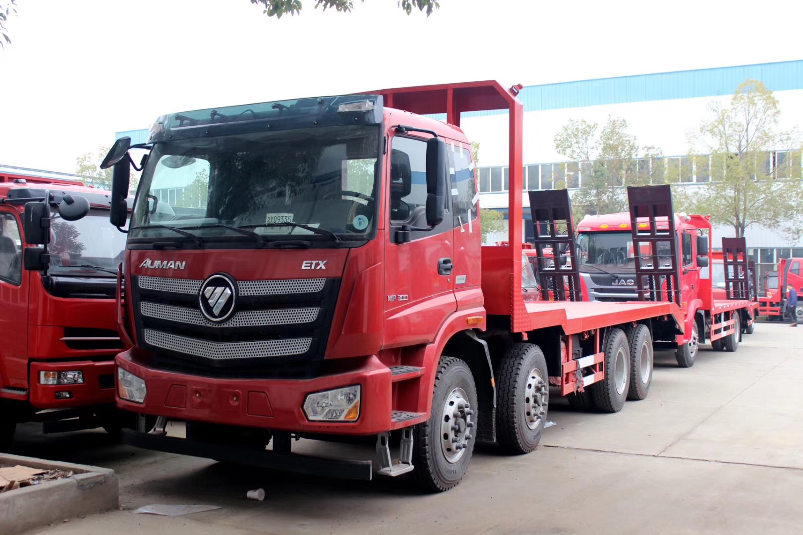 8X4 front-four-rear-eight [20-40 ton] flatbed transport vehicle
