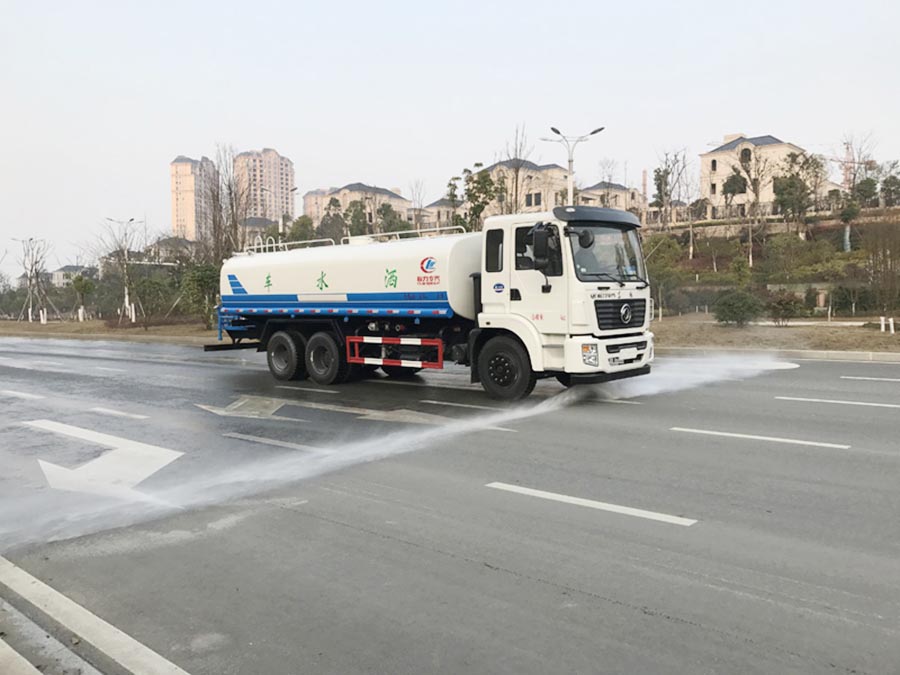 Dongfeng Jingcheng 20-22 ton water tanker (with fog cannon)