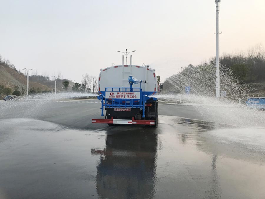 Dongfeng Jingcheng 20-22 ton water tanker (with fog cannon)