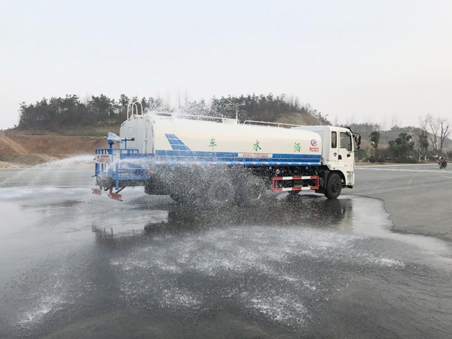 Dongfeng Jingcheng 20-22 ton water tanker (with fog cannon)