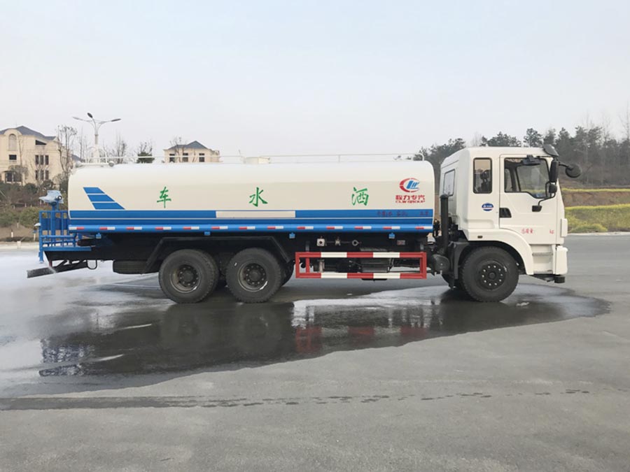 Dongfeng Jingcheng 20-22 ton water tanker (with fog cannon)