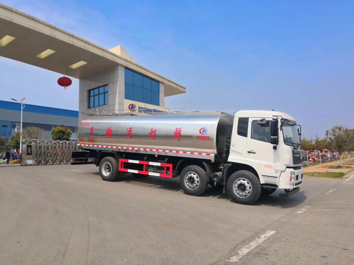 Dongfeng Tianlong 15-ton fresh milk transport vehicle