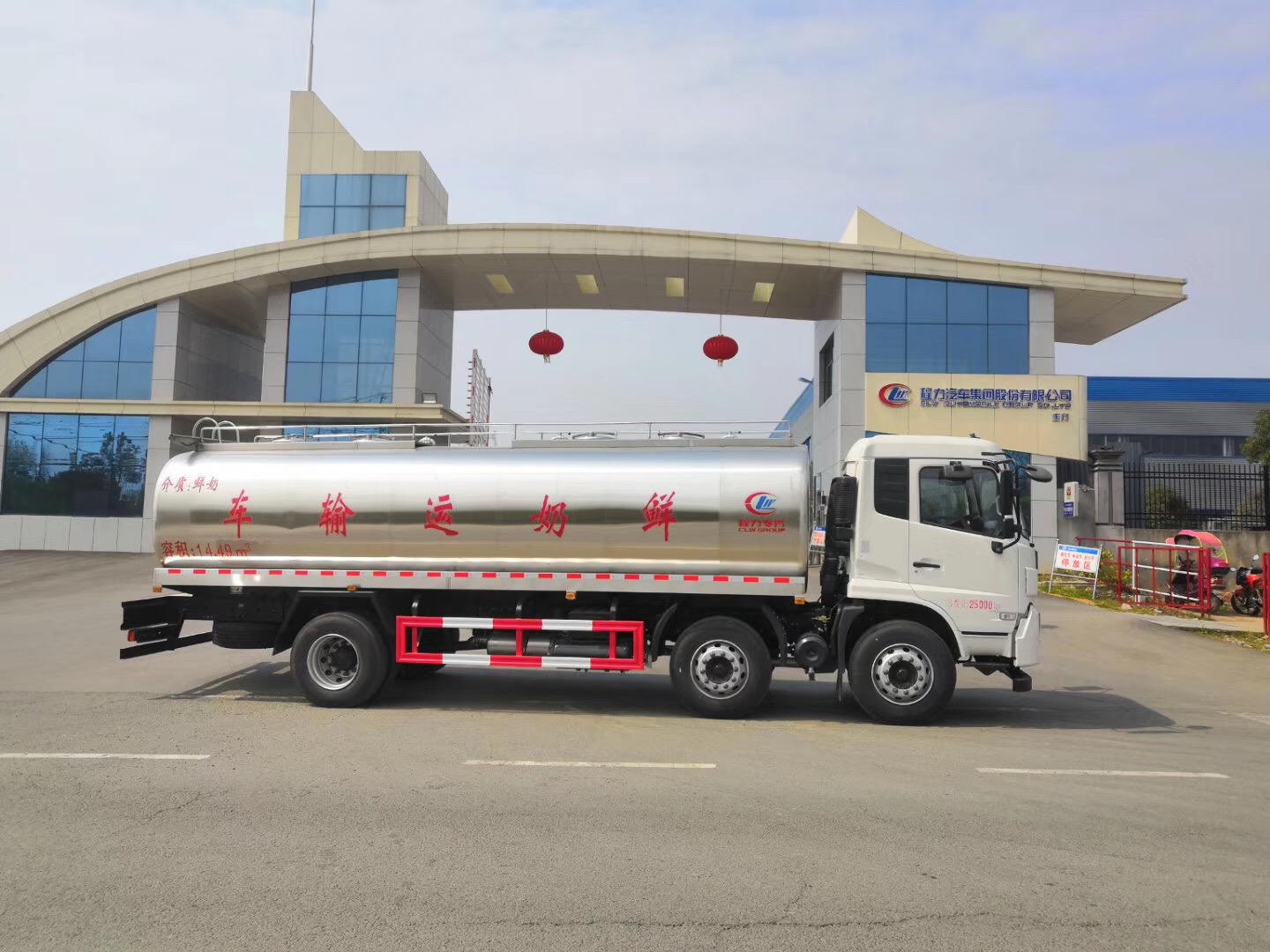 Dongfeng Tianlong 15-ton fresh milk transport vehicle