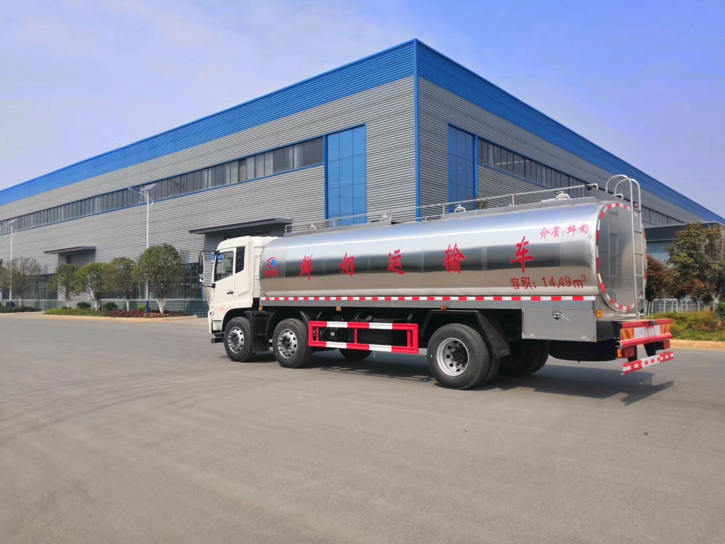 Dongfeng Tianlong 15-ton fresh milk transport vehicle