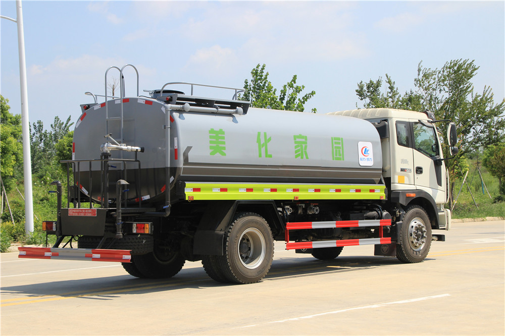 Futian Ruiwo 14-cubic-meter water sprinkler truck
