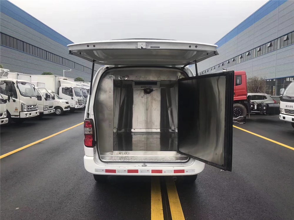 Golden Cup New Expressway Bread Refrigerator Truck