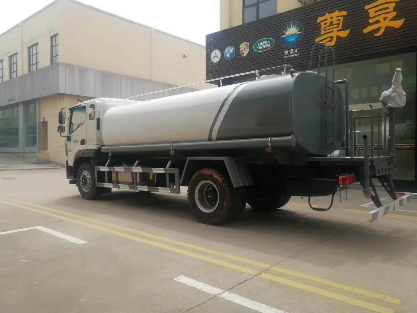 Futian Ruiwo 12-15 ton water tanker (with fog cannon)