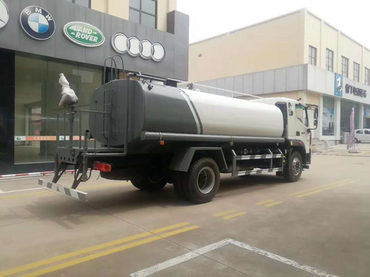Futian Ruiwo 12-15 ton water tanker (with fog cannon)