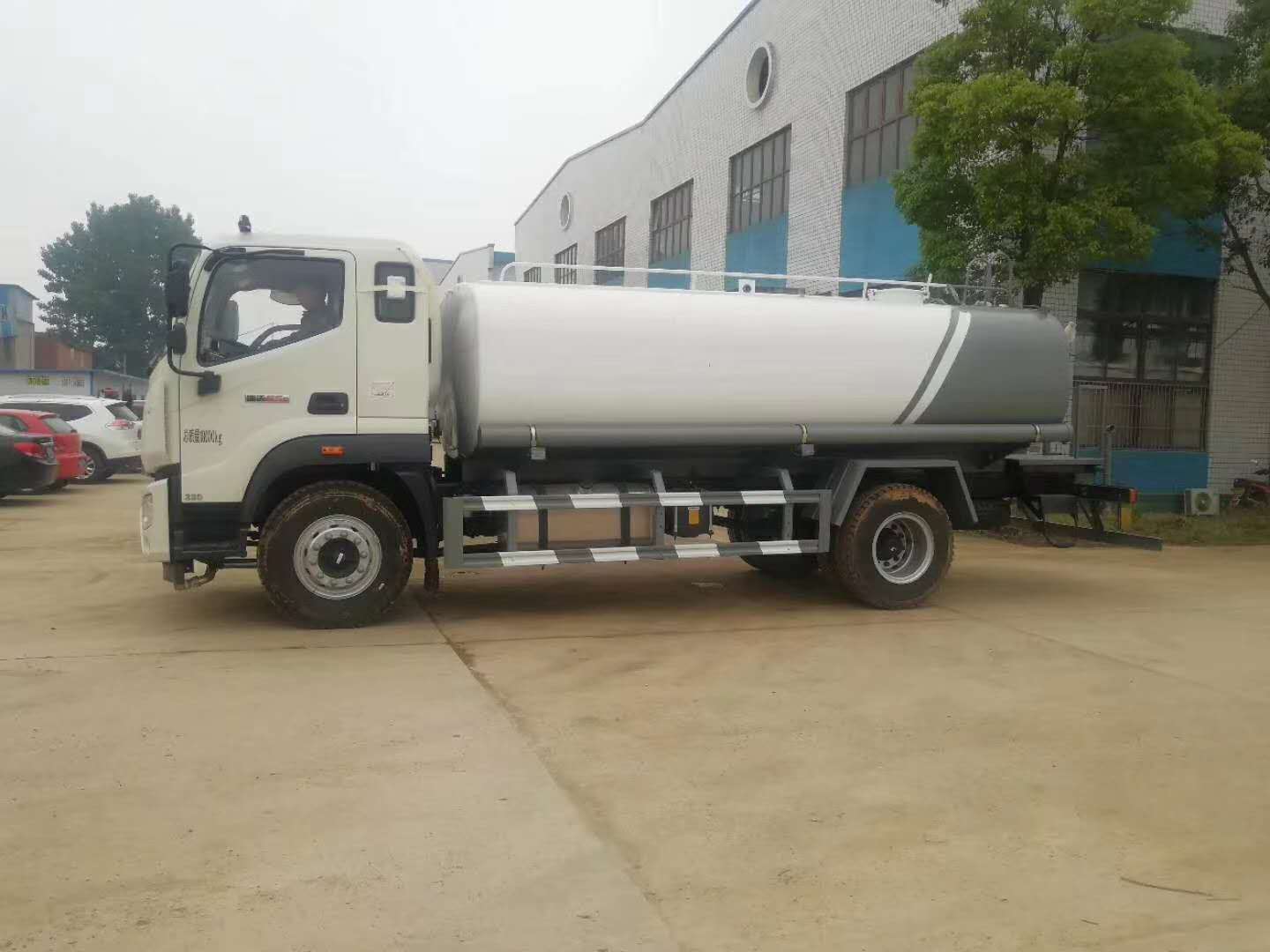 Futian Ruiwo 12-15 ton water tanker (with fog cannon)