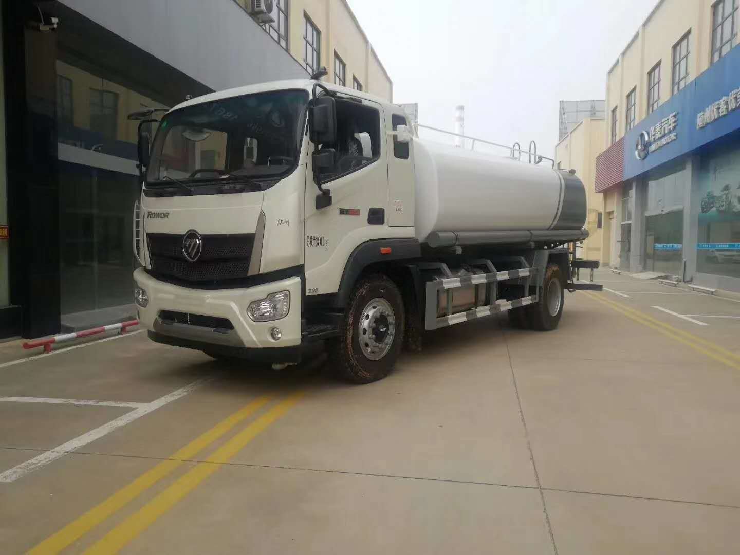 Futian Ruiwo 12-15 ton water tanker (with fog cannon)
