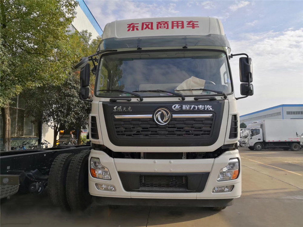 Dongfeng Tianlong front-four rear-eight [40 cubic] bulk feed transport vehicle