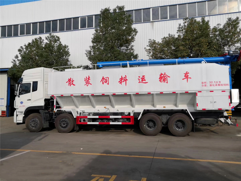 Dongfeng Tianlong front-four rear-eight [40 cubic] bulk feed transport vehicle