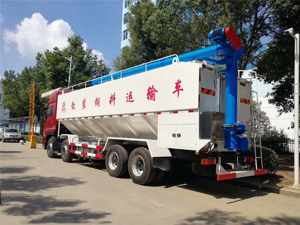 Dongfeng Tianlong front-four rear-eight [40 cubic] bulk feed transport vehicle