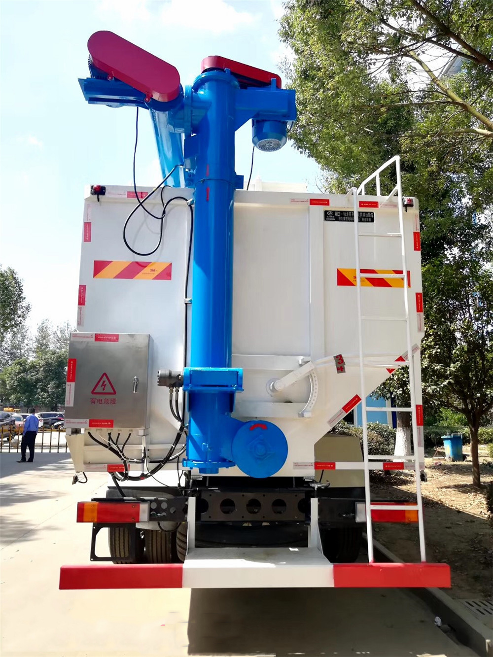 Dongfeng Tianlong front-four rear-eight [40 cubic] bulk feed transport vehicle
