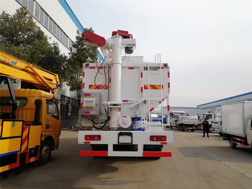Dongfeng Tianjin Small Three-Axis [30 Cubic Meter] Bulk Feed Transport Vehicle