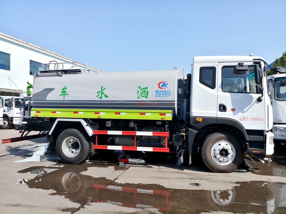 【12 cubic capacity】 Dongfeng D9 water tanker