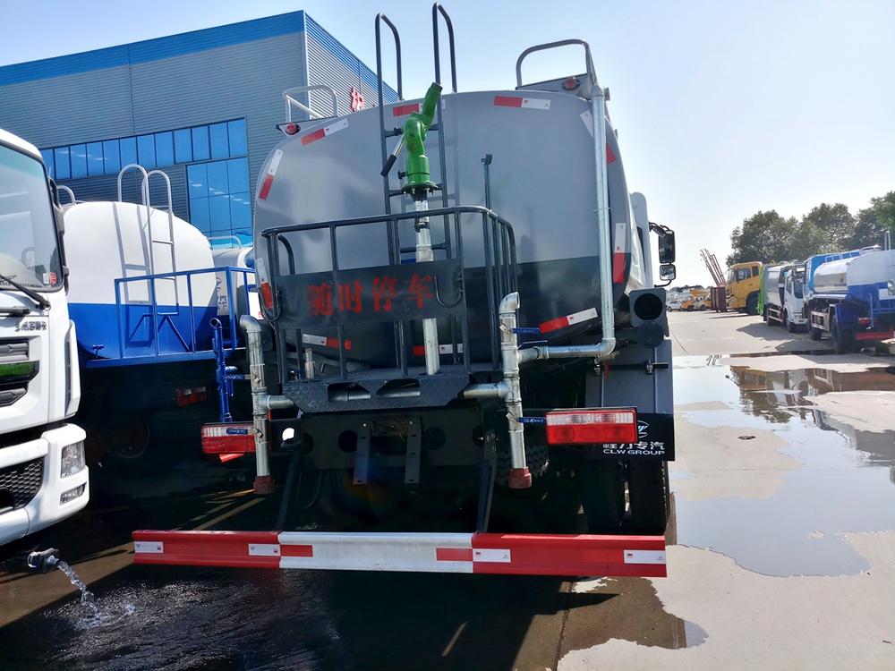 【12 cubic capacity】 Dongfeng D9 water tanker