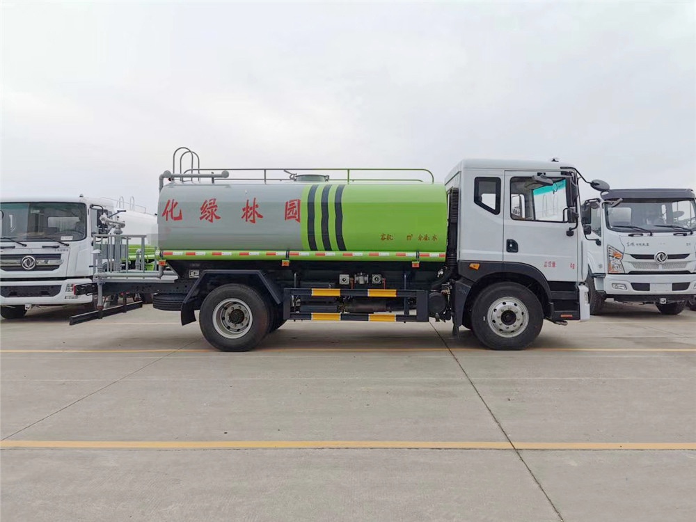 【12 cubic capacity】 Dongfeng D9 water tanker