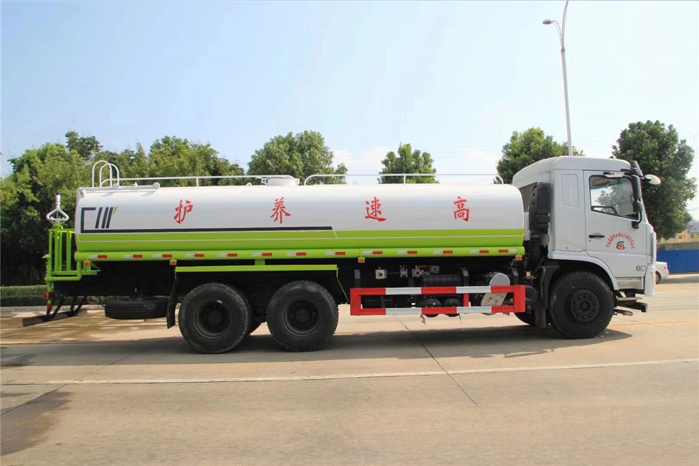 [20 cubic] Dongfeng bottom-mounted rear dual-axle water tanker