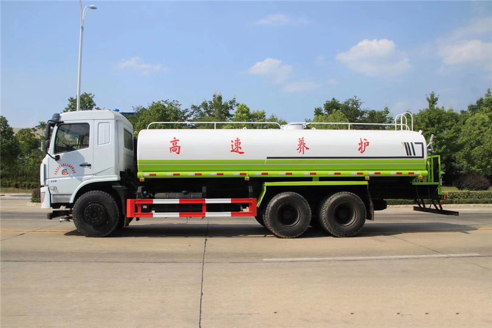 [20 cubic] Dongfeng bottom-mounted rear dual-axle water tanker