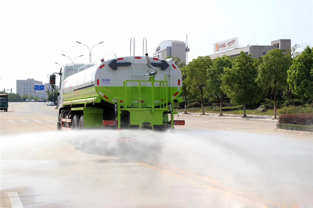 [20 cubic] Dongfeng bottom-mounted rear dual-axle water tanker