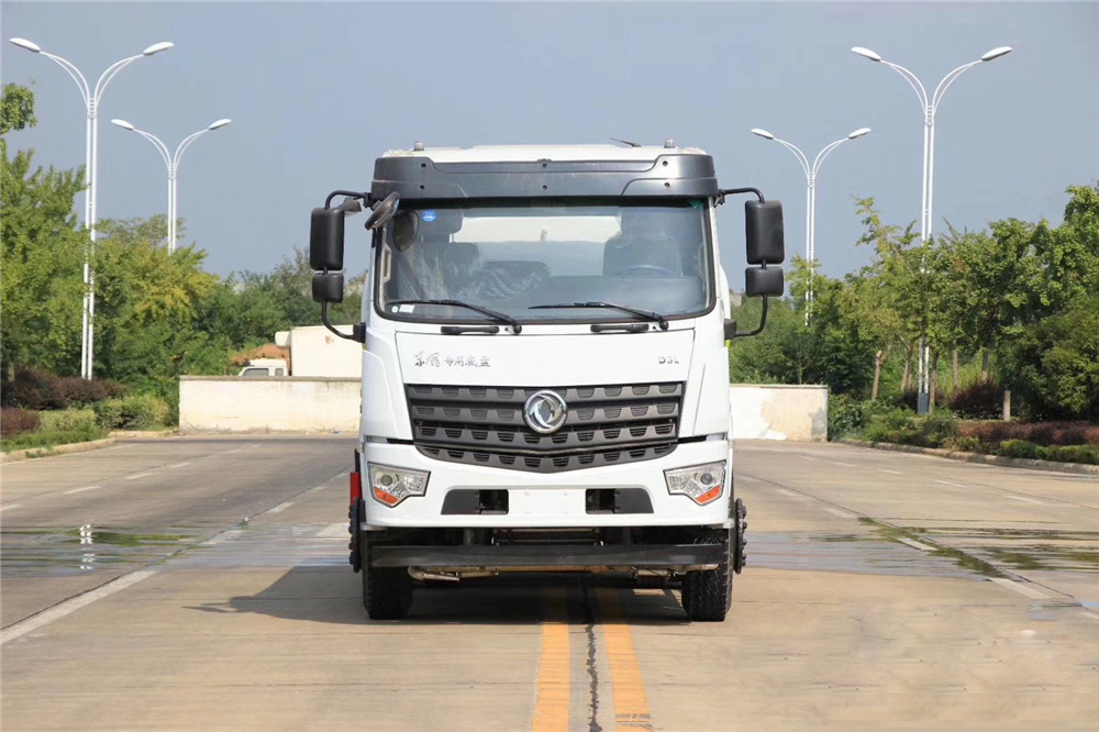 [20 cubic] Dongfeng bottom-mounted rear dual-axle water tanker
