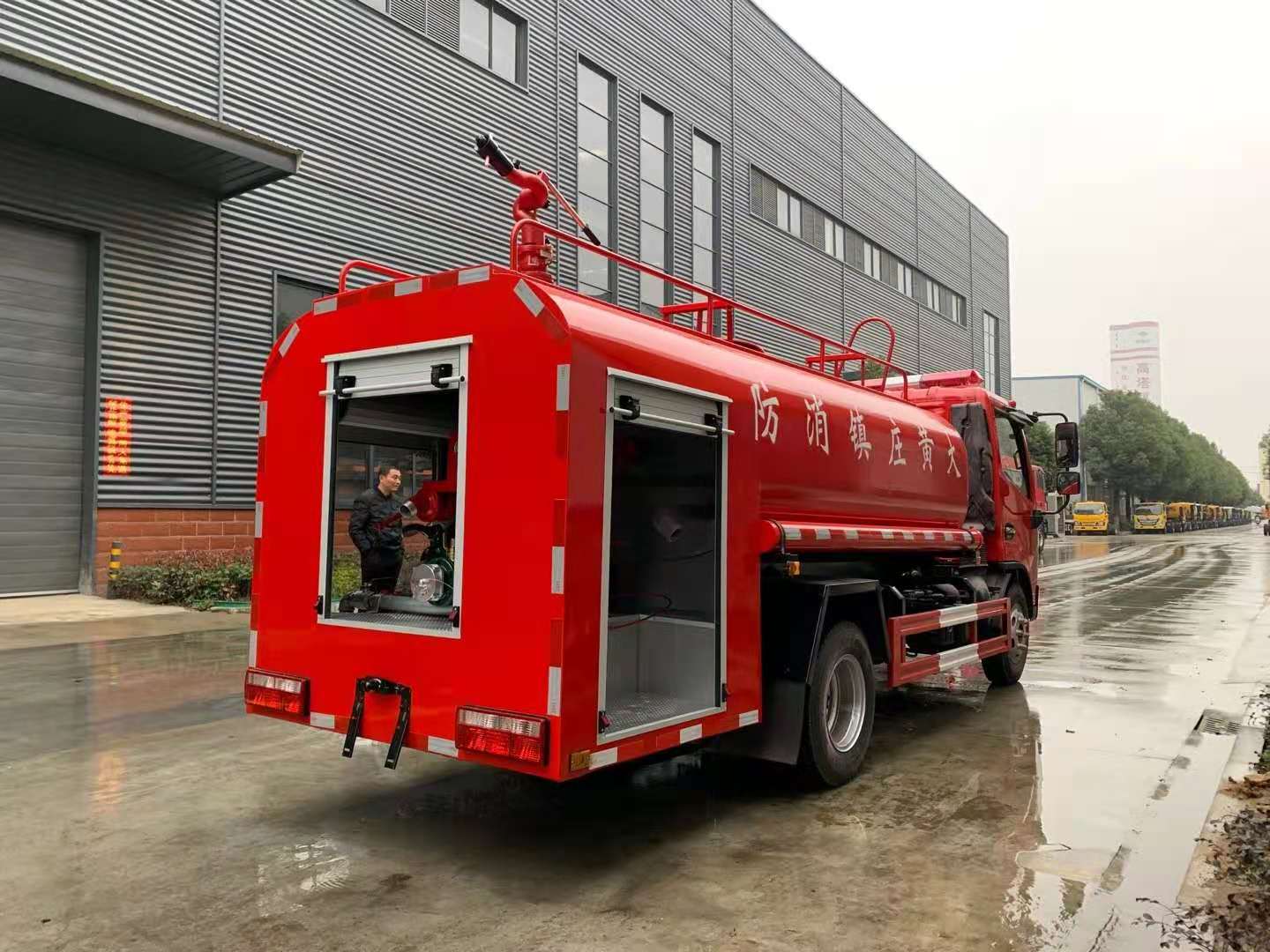 Dongfeng Dolica 4.5-ton fire-fighting water tanker
