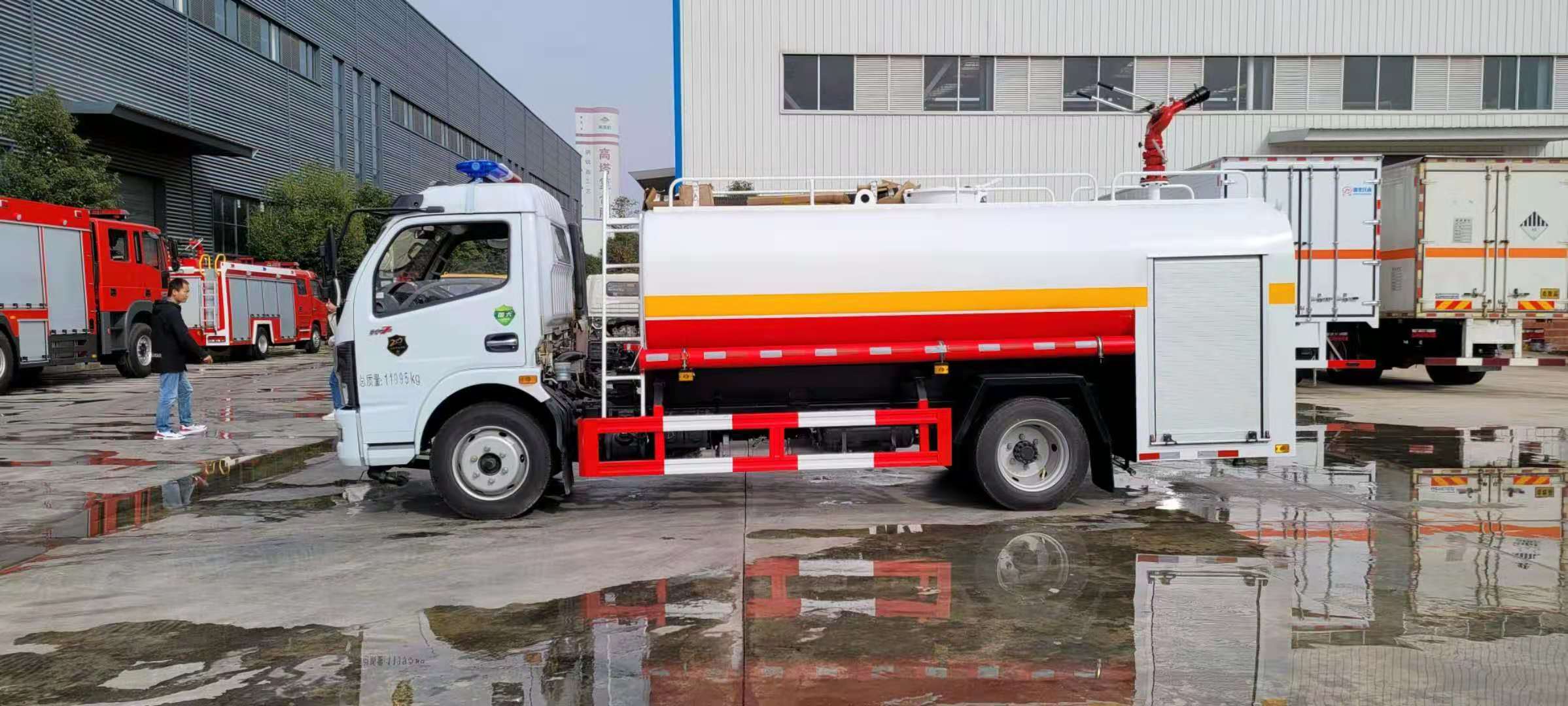 Dongfeng Dolica 8-ton fire-fighting water tanker