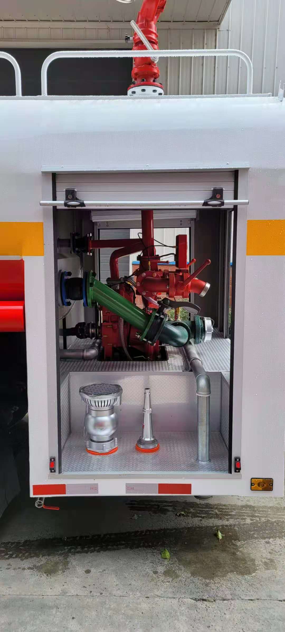 Dongfeng Dolica 8-ton fire-fighting water tanker