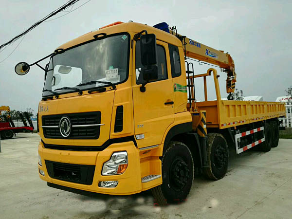 Dongfeng Tianlong 12-ton XCMG truck-mounted crane