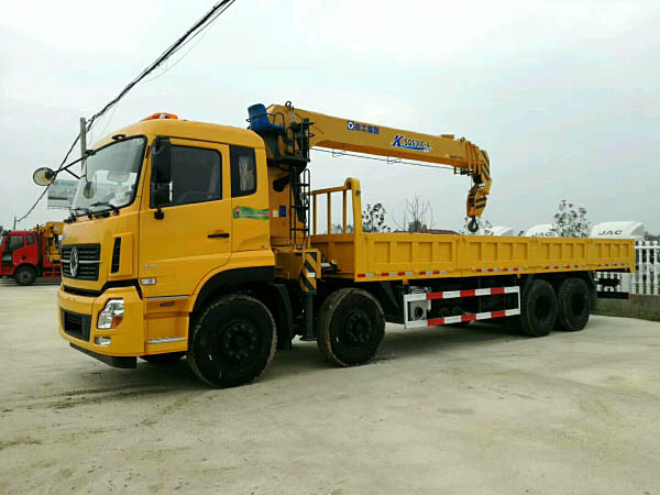 Dongfeng Tianlong 12-ton XCMG truck-mounted crane