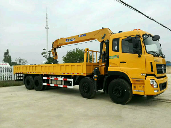Dongfeng Tianlong 12-ton XCMG truck-mounted crane