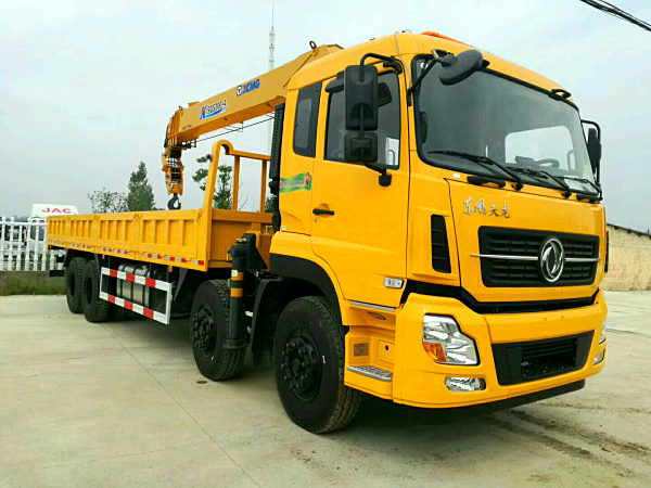 Dongfeng Tianlong 12-ton XCMG truck-mounted crane