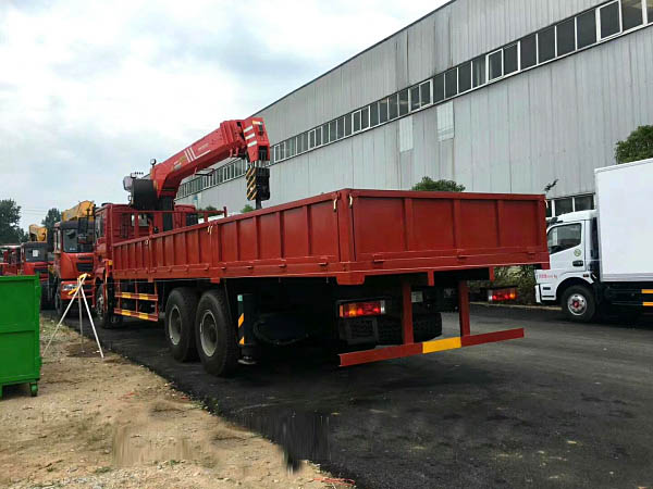 Shaanxi Auto Delong 14-ton three-axle trailer-mounted crane with eight-wheel drive, manufactured by Sany Heavy Industry