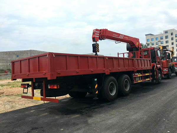 Shaanxi Auto Delong 14-ton three-axle trailer-mounted crane with eight-wheel drive, manufactured by Sany Heavy Industry