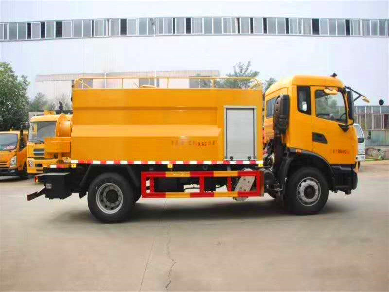 Dongfeng Tianjin 10-cubic-meter cylindrical pipeline cleaning vehicle
