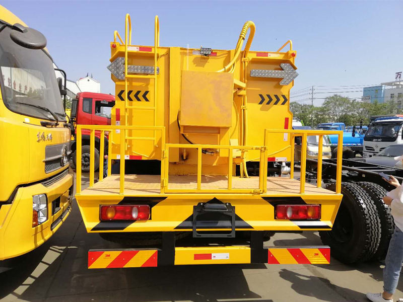 Dongfeng Tianjin Folding Tank 10-tank Cleaning Vehicle