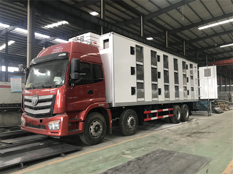 Futian Ouman front-four-rear-eight livestock transport vehicle