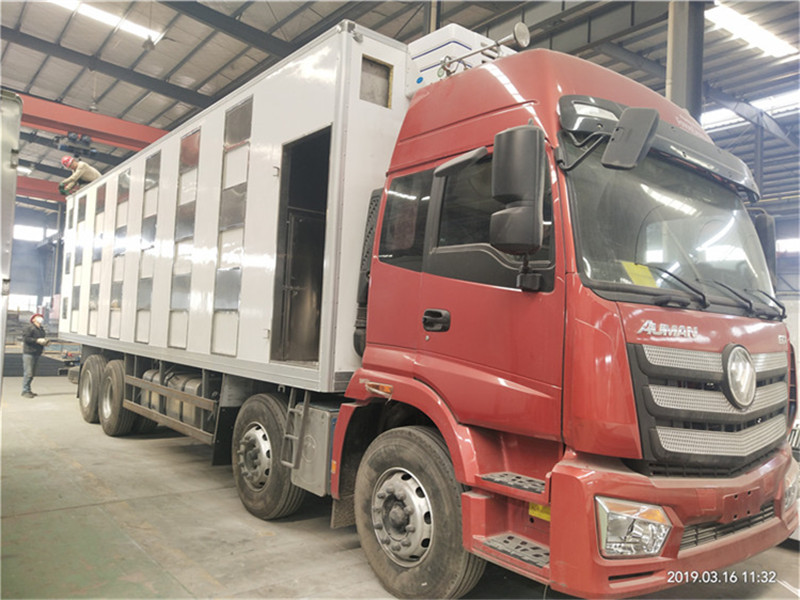 Futian Ouman front-four-rear-eight livestock transport vehicle