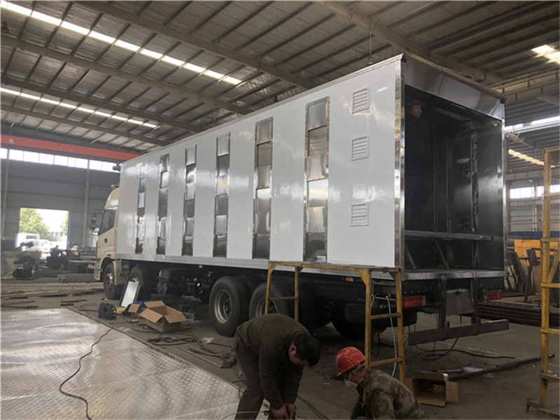 Futian Ouman front-four-rear-eight livestock transport vehicle