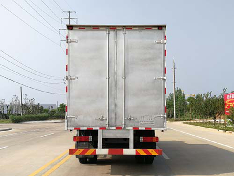 Liberate single-bridge livestock transport vehicle