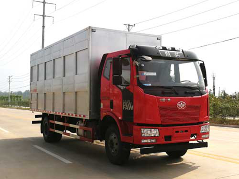 Liberate single-bridge livestock transport vehicle