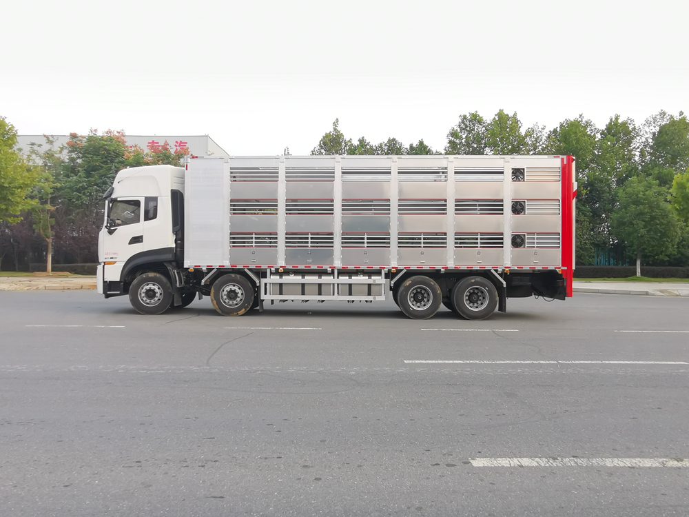 Dongfeng Tianlong Aluminum Alloy Livestock Transport Vehicle