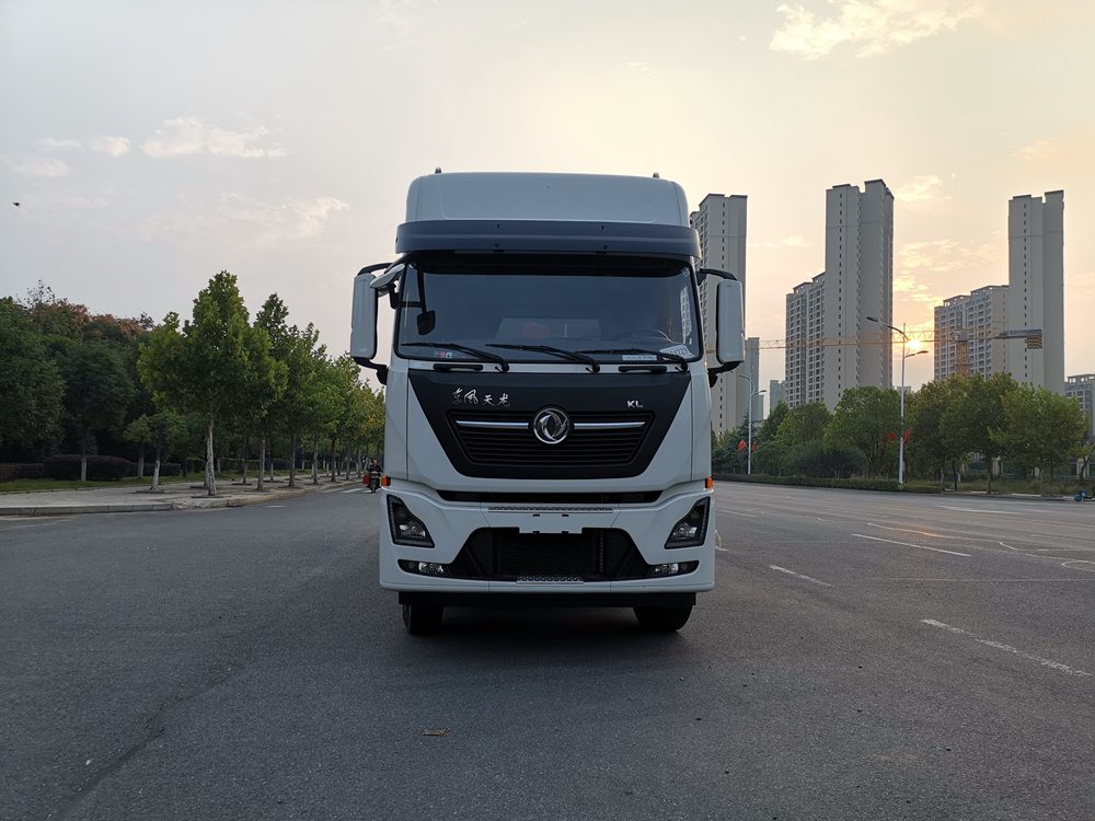 Dongfeng Tianlong Aluminum Alloy Livestock Transport Vehicle