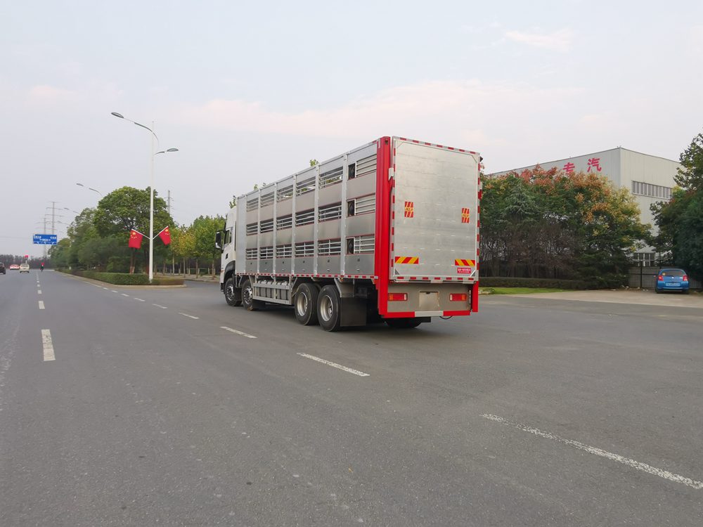 Dongfeng Tianlong Aluminum Alloy Livestock Transport Vehicle